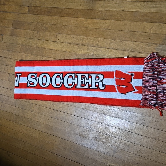 Wisconsin Badgers Soccer Scarf - Picture 3 of 7
